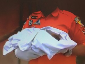 Recém-nascido é abandonado em calçada de mercadinho