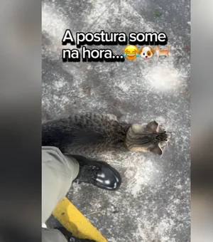 Policial militar brinca ao mostrar “fraqueza” durante patrulha