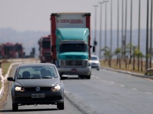 Multas para condutores que não usarem farol baixo não estão sendo aplicadas