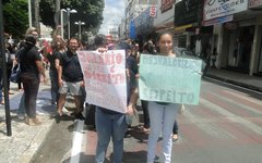 Servidores protestam no centro da cidade  