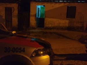 [Vídeo] Jovem é executado enquanto assistia televisão com a esposa
