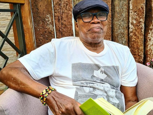 Milton Nascimento muda cabelo após quase 25 anos e surge sem as tranças