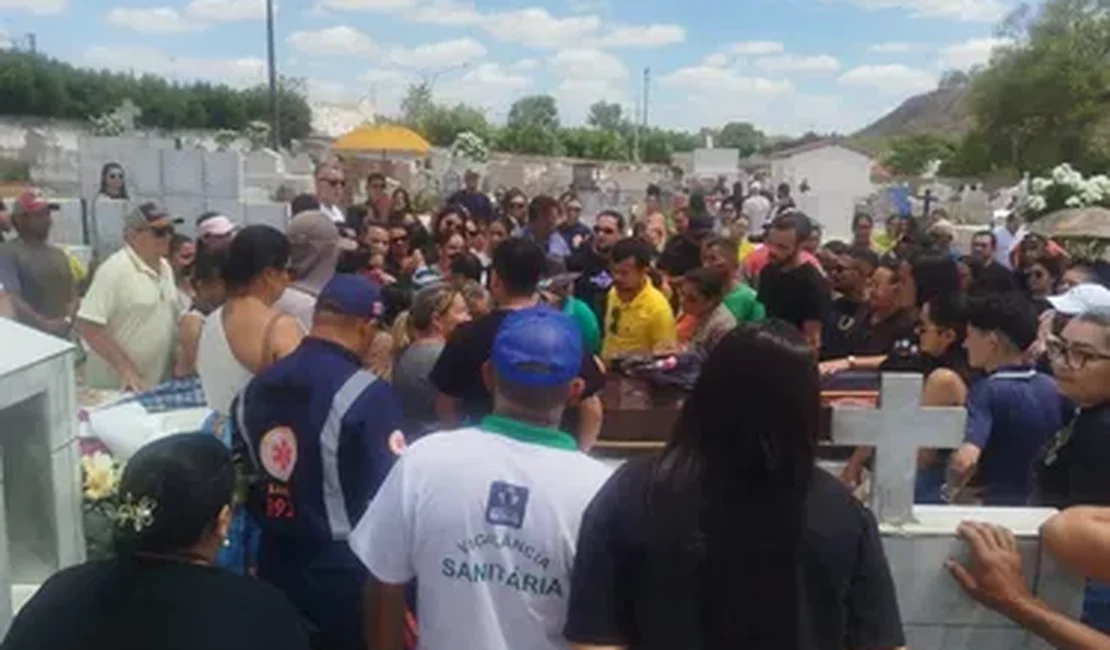 [Vídeo] Comoção e revolta marcam sepultamento de enfermeiro assassinado em motel