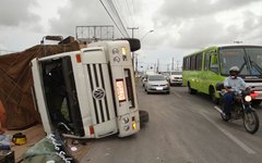 Carreta tomba na Avenida Menino Marcelo