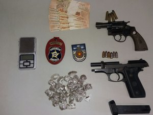 Dupla suspeita de tráfico é presa com armas e drogas