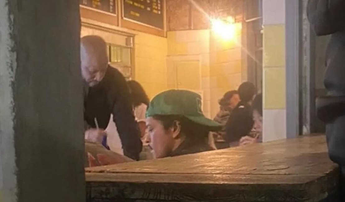 [Vídeo] Bruno Mars é visto por fãs em bar de SP: “Providenciem um CPF”