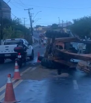 Trator tomba e deixa trânsito lento na Avenida Muniz Falcão, em Maceió