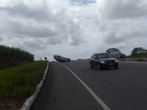 Veículo capotado é abandonado em via que liga Benedito Bentes e Rio Largo