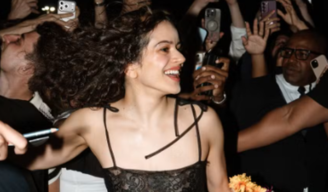 Rosalía atende fãs em porta de hotel antes de shows no Rio de Janeiro