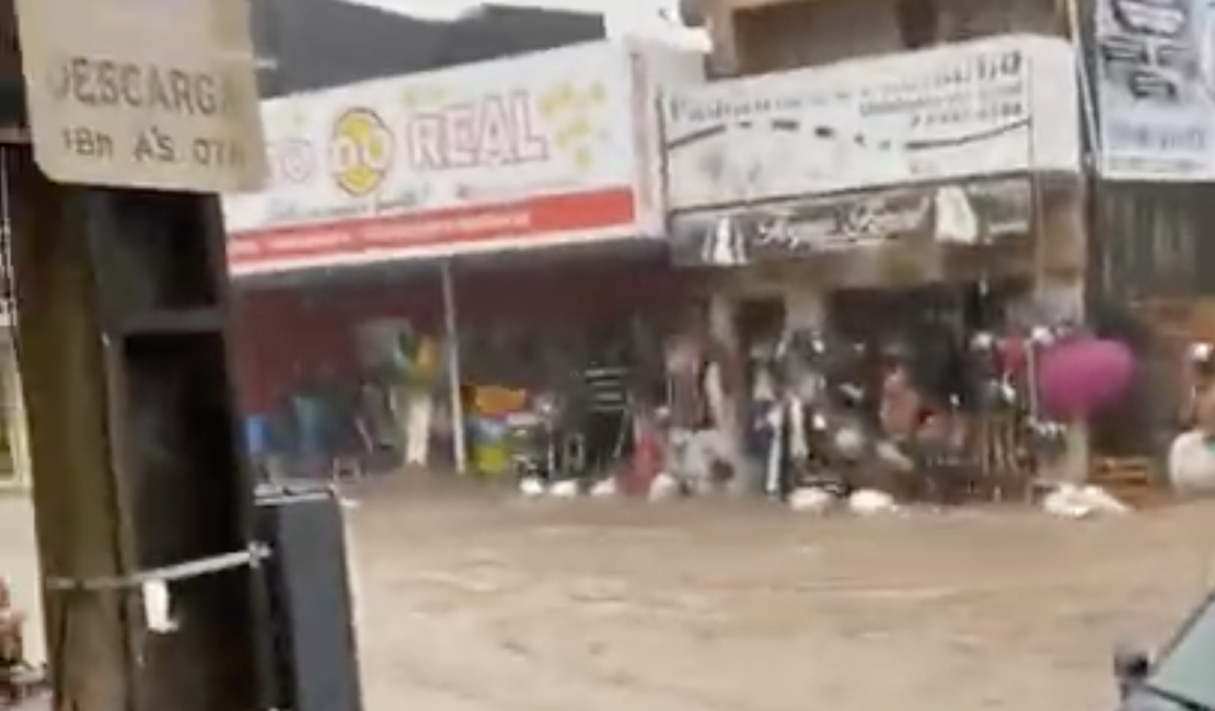 [Vídeo] Após grande volume de chuva, água invade lojas no centro de Coruripe