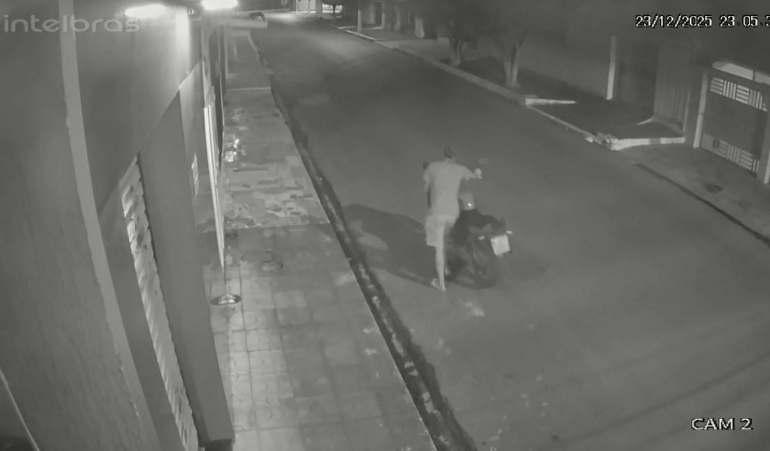 [Vídeo] Motocicleta é roubada em frente a residência no bairro Alto do Cruzeiro, em Arapiraca