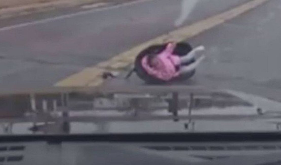 [Vídeo] Criança de dois anos cai de carro em movimento