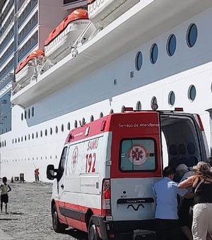 Turista é socorrida após passar mal a bordo de navio no Porto de Maceió