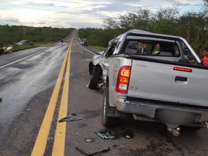 Colisão entre caminhonetes deixa seis feridos em Cacimbinhas