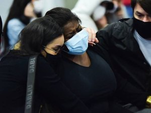 Muito emocionada, Jojo Todynho passa mal em velório de MC Kevin