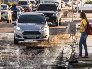 Arremessar água ou detritos em pedestres com o veículo é uma infração média