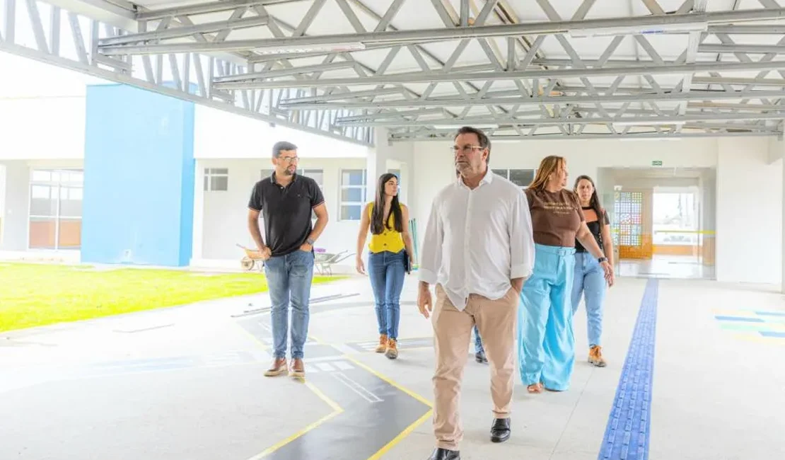 Luciano Barbosa acompanha obras de conclusão de creche no Vale do Perucaba