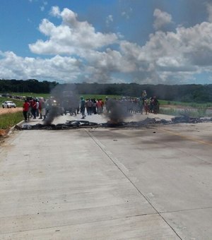 Trabalhadores da Usina Santa Clotilde bloqueiam BR-101, em Rio Largo