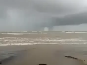 [Vídeo] “Ciclone” aparece no mar do Peba, assustando moradores e turistas