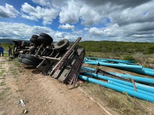 Caminhão de Pernambuco carregado de canos tomba em rodovia alagoana no Sertão