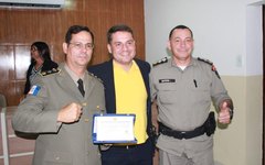 Major Palmeira (1º da esquerda) recebe o título de cidadão de Japaratinga