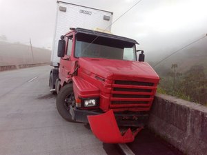 Homem se joga de carreta para não morrer e acaba atropelado na BR-101