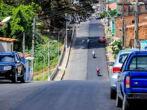 Rua do Jacintinho recebe obras de recapeamento no período noturno