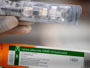 Camelôs do Rio de Janeiro vendem suposta vacina contra a covid-19