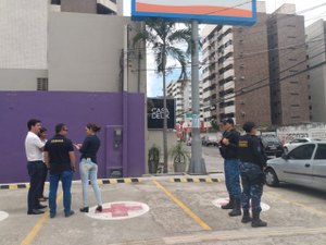 Anúncios sem autorização são retirados de via pública