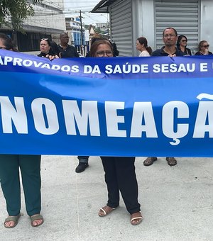 Aprovados em concurso da saúde de 2002 cobram nomeação durante manifestação me Maceió
