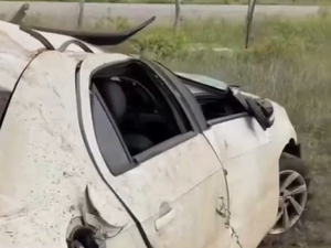 Carro capota e fica completamente destruído na AL-130, no sertão alagoano