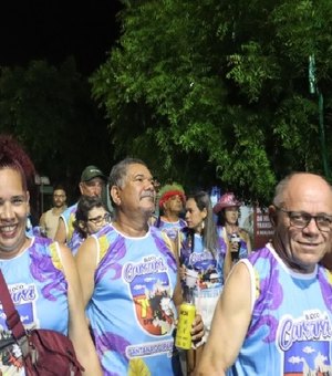 Multidão segue e brinca com o Carcará na Folia, bloco da PM que abriu o Carnaval em Santana do Ipanema