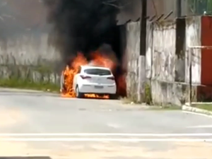 Carro é visto pegando fogo no bairro de Fernão Velho em Maceió