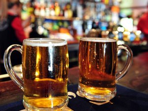 Vítimas internadas após ingestão de cerveja em MG sobe para 10