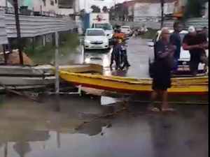 Pescadores fecham rua no bairro do Bebedouro em Maceió