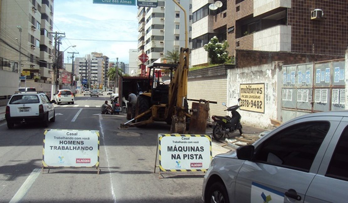 Casal efetua substituição de rede coletora de esgoto na Ponta Verde