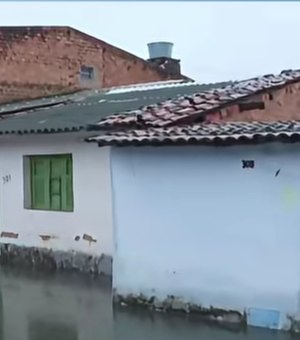 Ruas ficam alagadas em Maceió e água invade residências no bairro Prado