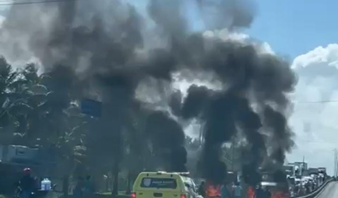 Moradores bloqueiam AL-101 Sul em protesto por falta de água na Massagueira