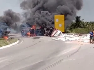 Carreta carregada de ração tomba e pega fogo em Porto Real do Colégio