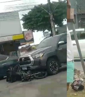 Motocicleta vai parar embaixo de para-choque de carro após acidente na Bomba do Gonzaga