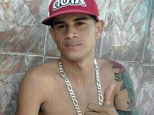 Jovem é surpreendido por atiradores na porta de casa e acaba executado