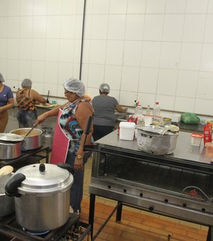 Prefeitura e voluntários distribuem mais de 4 mil refeições por dia às vítimas das chuvas