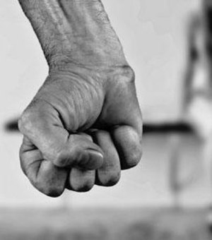 Mãe é presa suspeita de agredir filha após criança quebrar perfume em Maceió