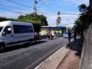 Acidente na Avenida Ceci Cunha deixa trânsito lento em Arapiraca