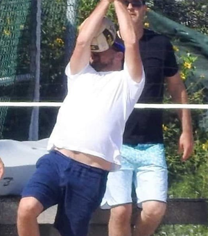 Leonardo DiCaprio leva bolada na cara durante partida de vôlei e viraliza