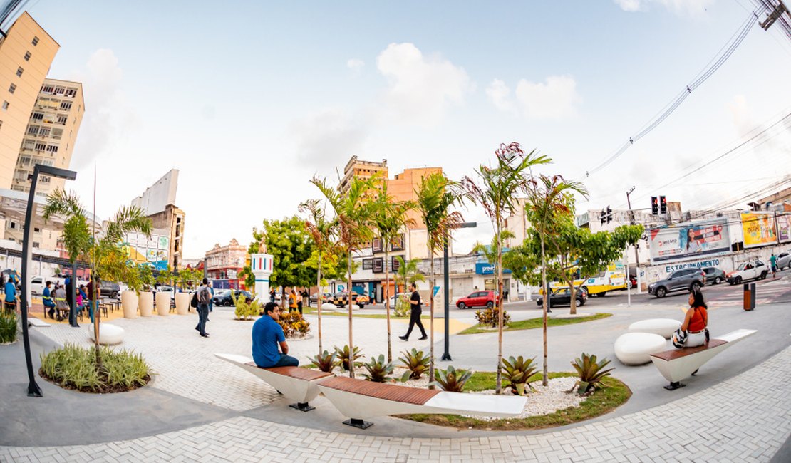 JHC entrega revitalização da Praça Montepio dos Artistas, no Centro de Maceió