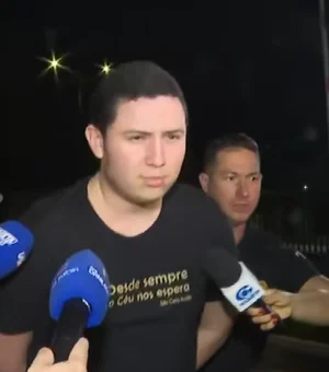 'Vitinho', suspeito de dopar e estuprar jovem, chega à delegacia em Maceió