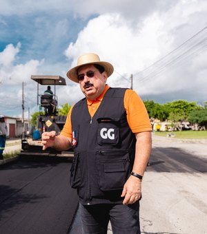Prefeito Gilberto Gonçalves fiscaliza obra de pavimentação no Conjunto Jarbas Oiticica