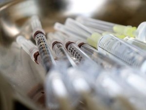 Saúde ignora processo de importação de seringas da China há seis meses