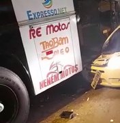 Homem colide carro com traseira de ônibus no Eustáquio Gomes